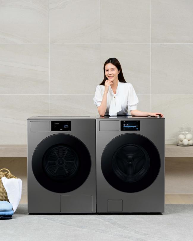 삼성전자 모델이 7형 'AI홈' 터치스크린을 탑재하고 한층 강화된 AI 기능도 제공하는 2025년형 '비스포크 AI 세탁기'와 '비스포크 AI 건조기' 신제품을 소개하고 있다.