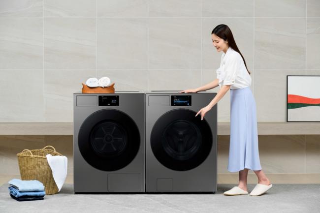 삼성전자 모델이 7형 'AI홈' 터치스크린을 탑재하고 한층 강화된 AI 기능도 제공하는 2025년형 '비스포크 AI 세탁기'와 '비스포크 AI 건조기' 신제품